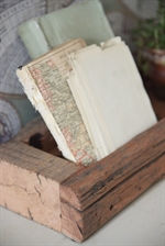 Rustik bakke af træ fra Jeanne d´Arc Living med bøger - Tinashjem